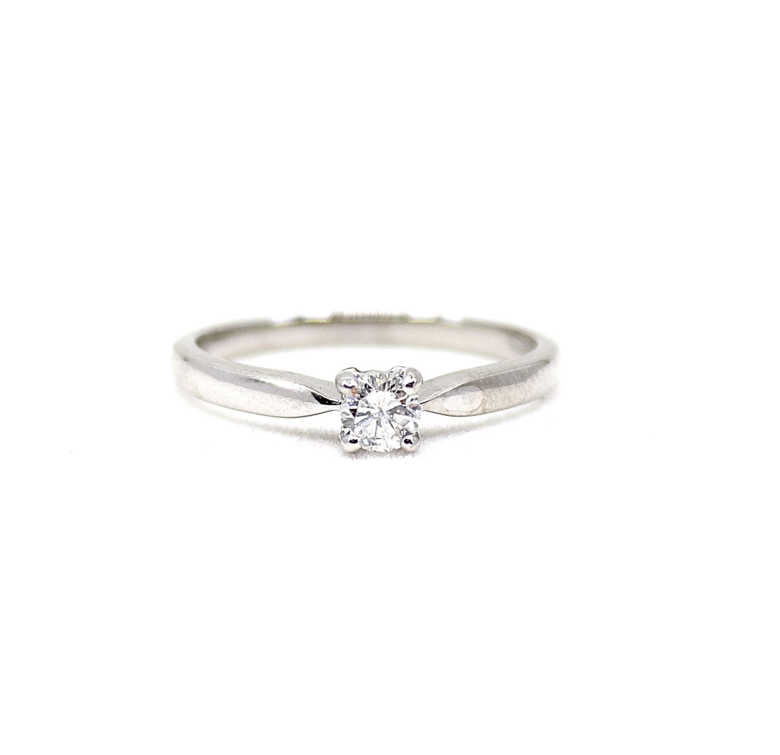 Diamond solitaire ring in white gold